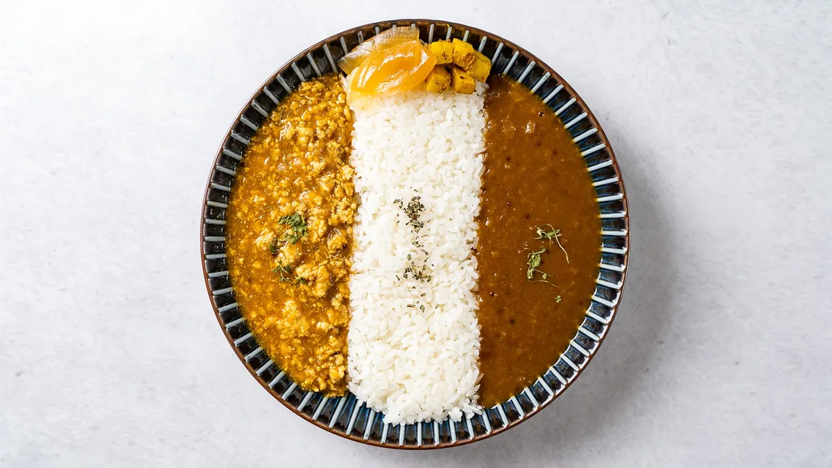 当店人気No.1の あいがけカレー（2種掛け キーマ×オリジナルカレー）