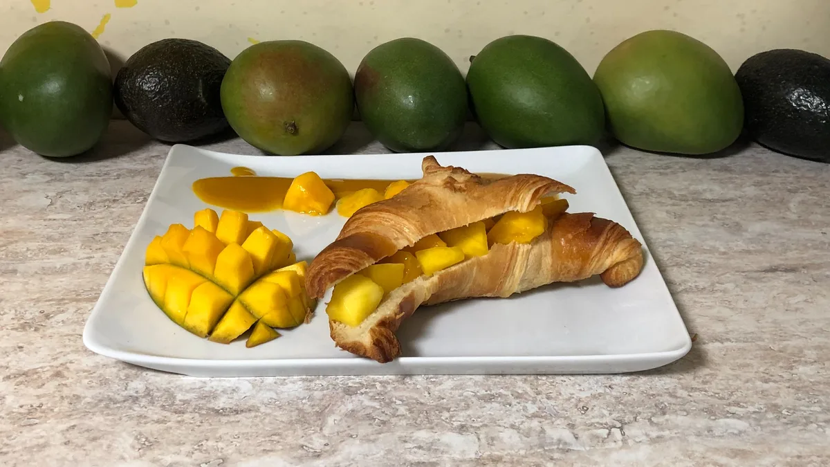 Croissant mangóval