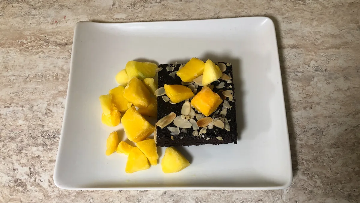Vegán narancsos brownie mangóval, mandulával
