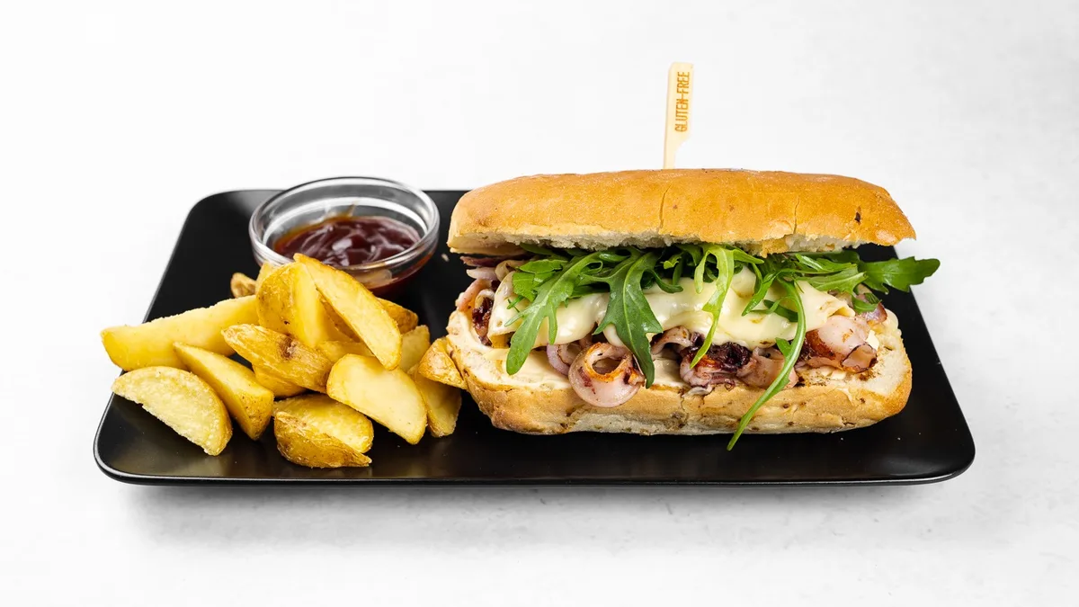 Lignjev burger s krompirčkom