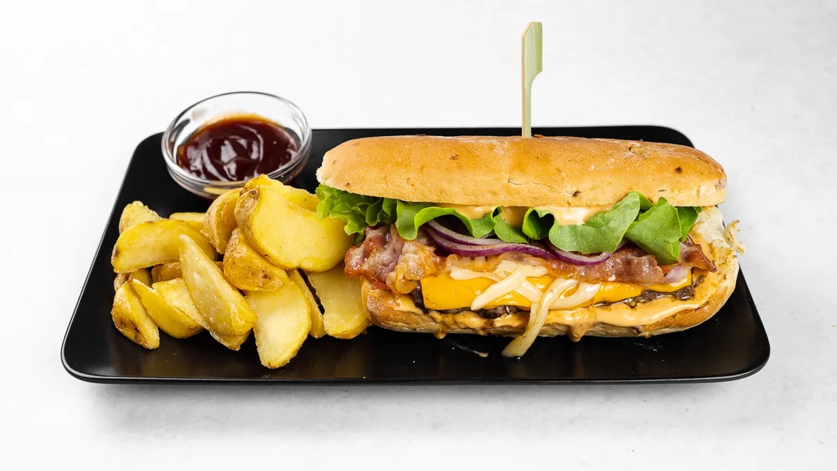 Mango hišni burger s krompirčkom
