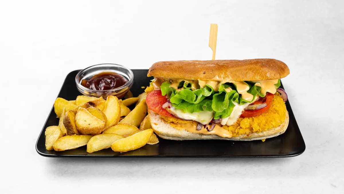 Piščančji burger s krompirčkom