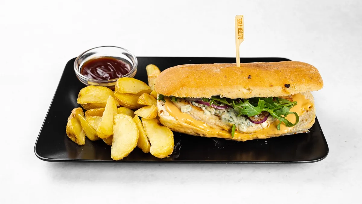 Puranji burger s krompirčkom