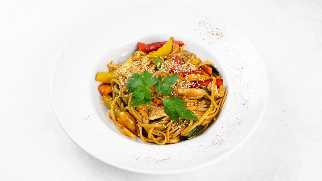 Udon rezanci s piščancem in teriyaki omako