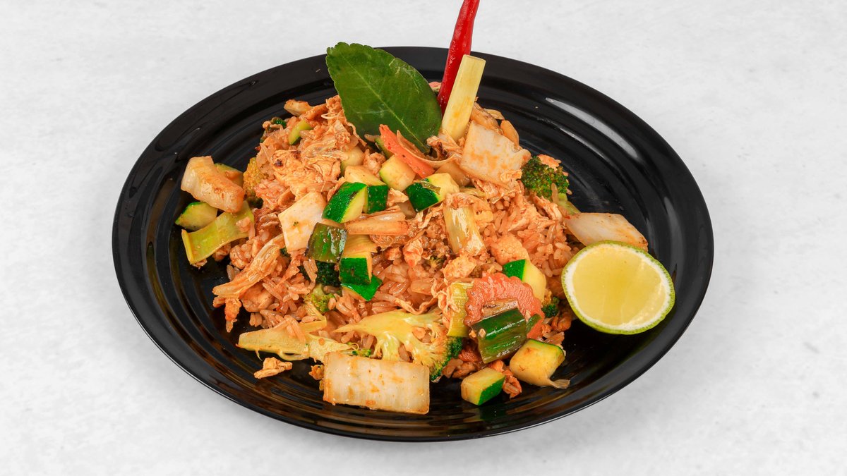 Riž s tom yum pasto in zelenjavo (rahlo pikantno)