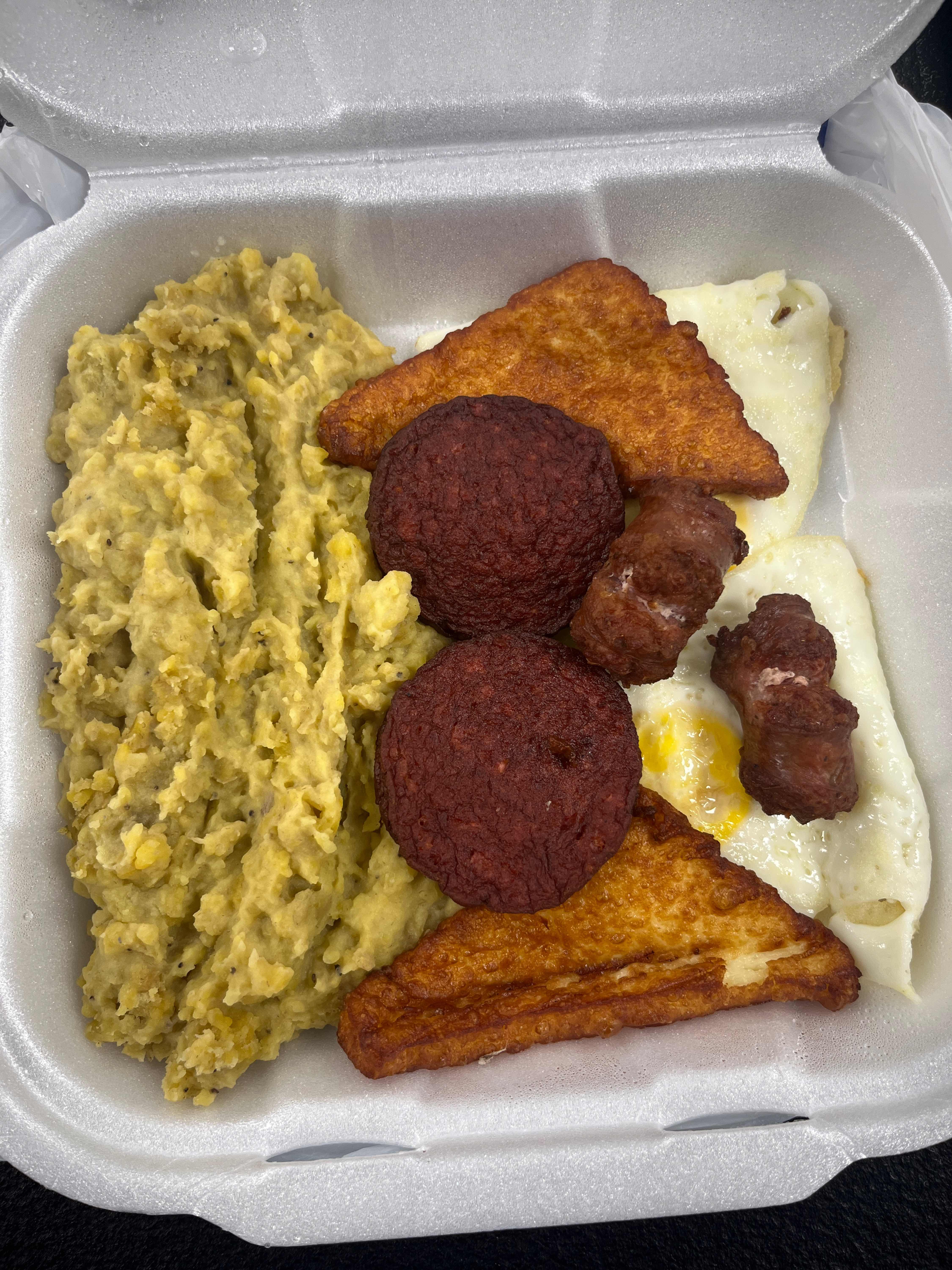 Mangu con Salami Frito, Queso Frito, Longaniza Frita, and Huevo a Su Gusto