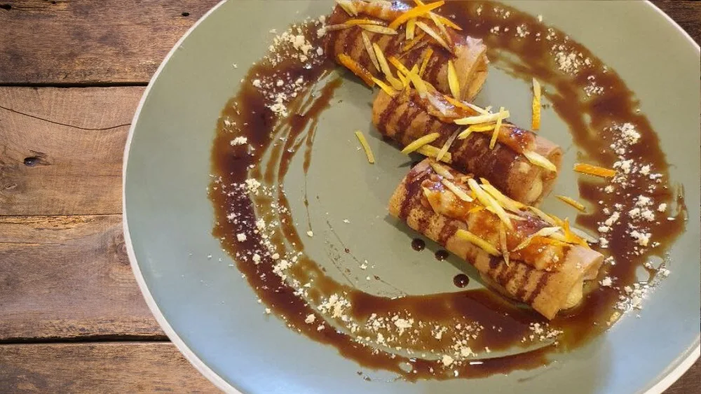 Alma və fıstıq mürəbbəsi ilə bükülmüş pancake