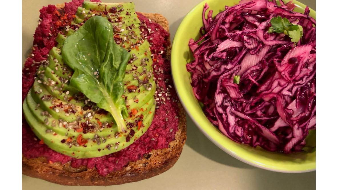 Çuğundurlu Humus and Kələm Salatı