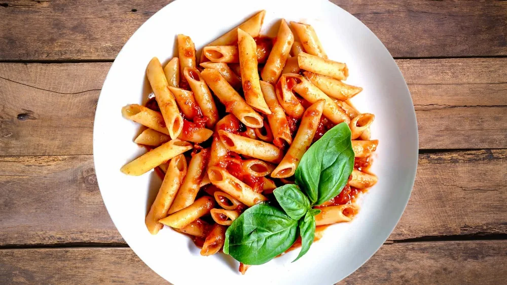 Penne tomat ilə