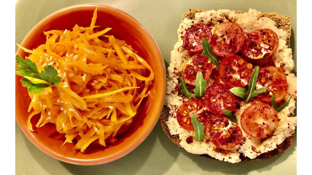 Pomidorlu Humus and Kök Salatı ilə