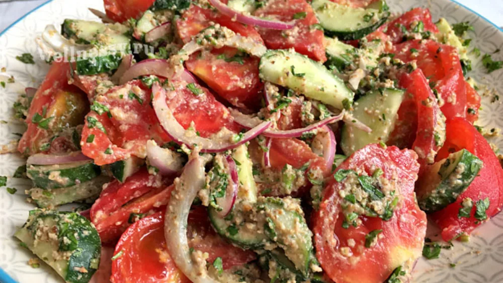 Qoz ilə tərəvəz salatı