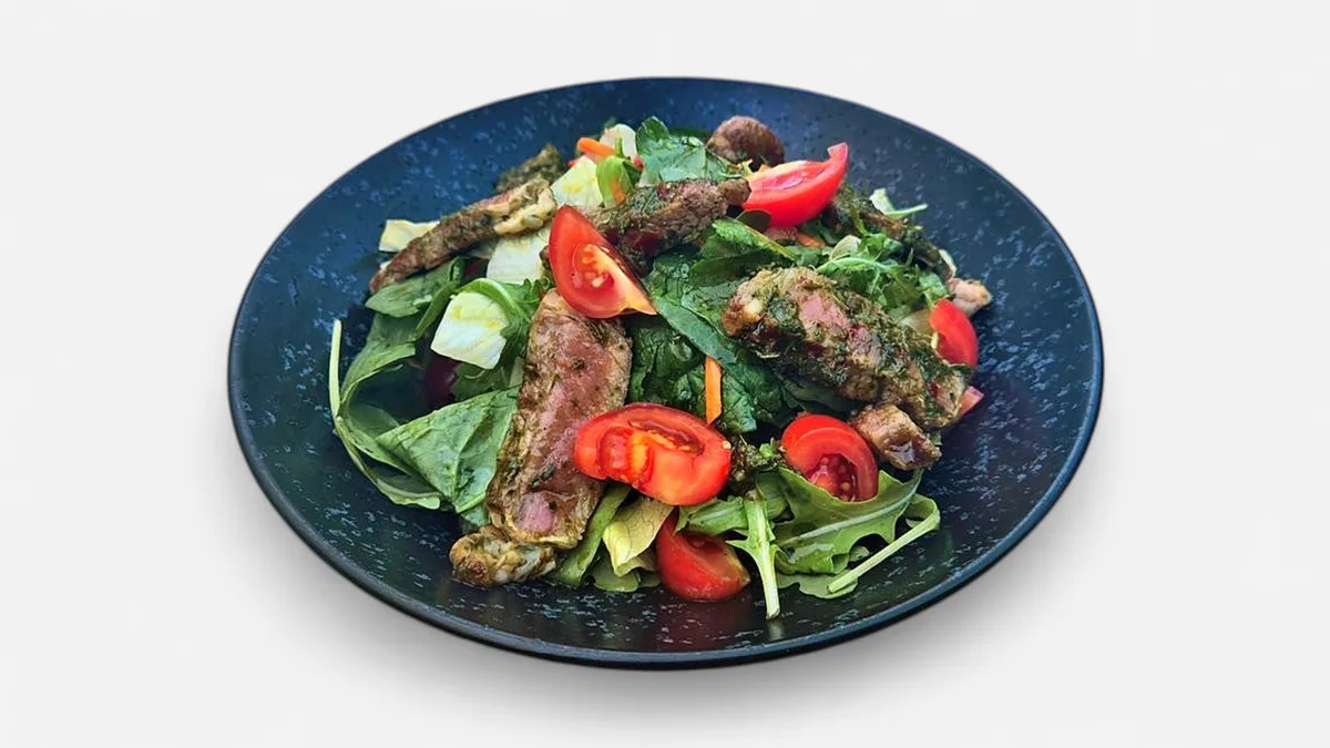 Maredo salata sa striploinom i chimichurijem