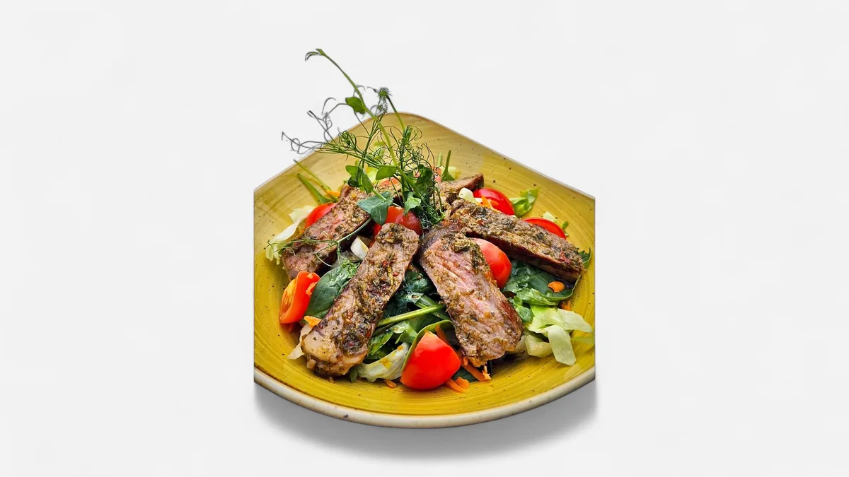 Maredo salata sa striploinom i chimicurijem