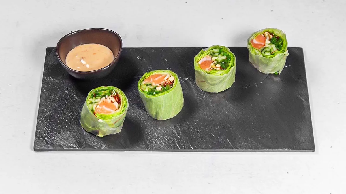 Salmon wakame roll