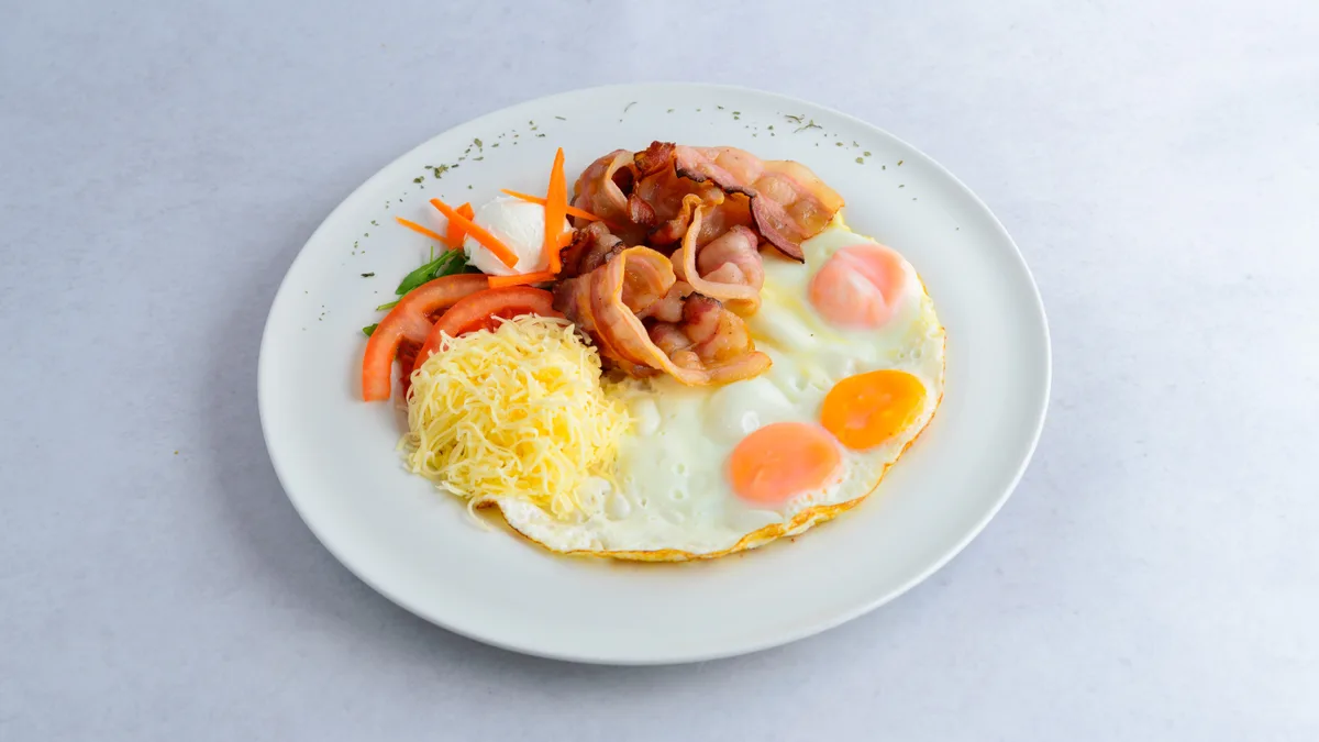 Jaja sa pančetom i sirom