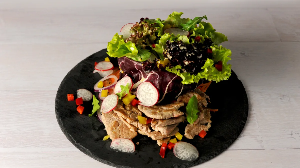Salata sa svinjskim fileom