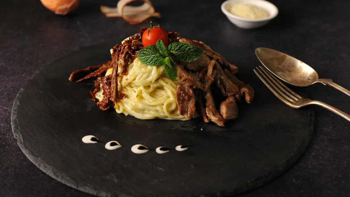 Spageti Genovese u pestu sa svinjskim fileom