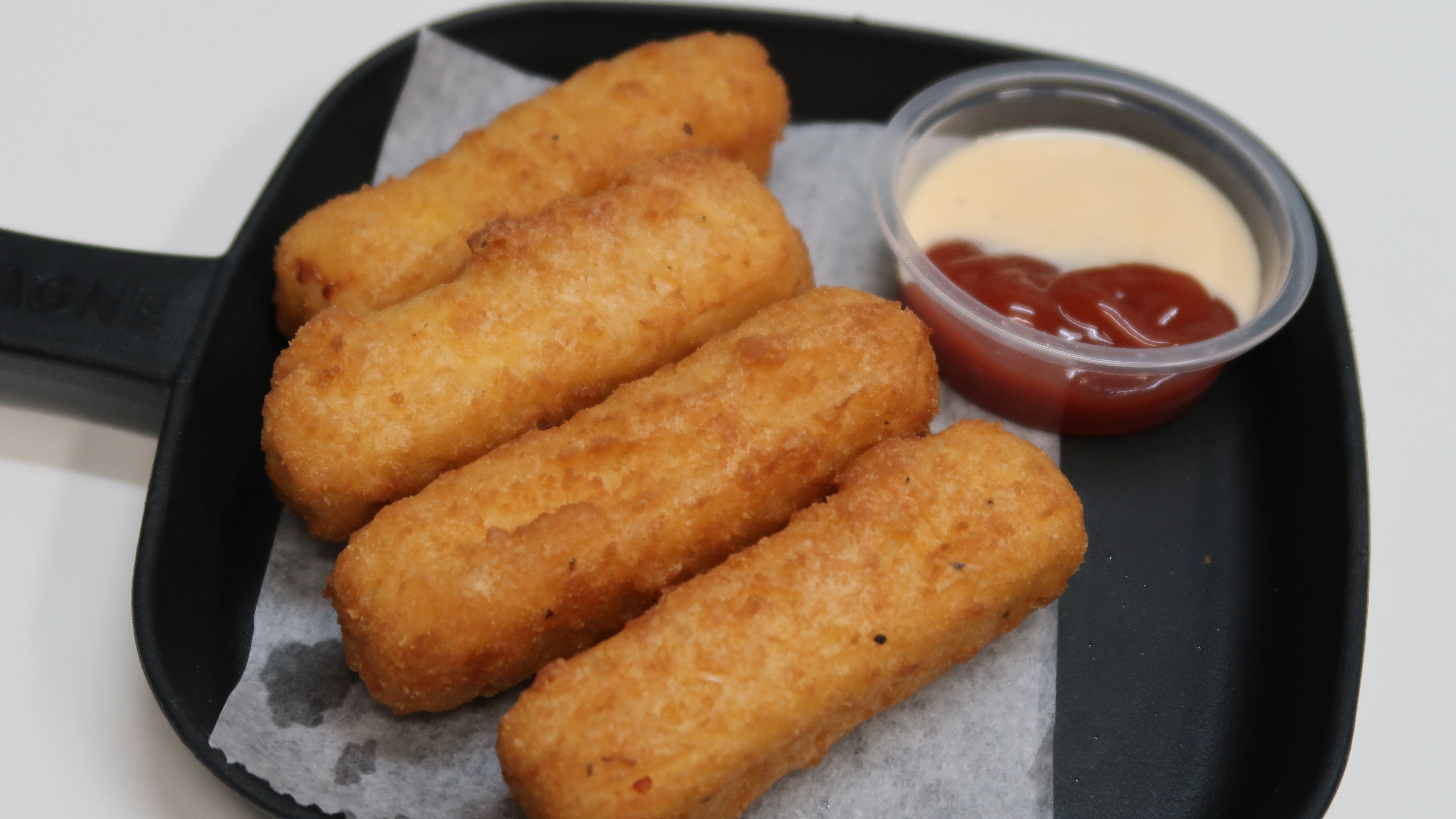 Mozzarella Sticks (4 pcs)