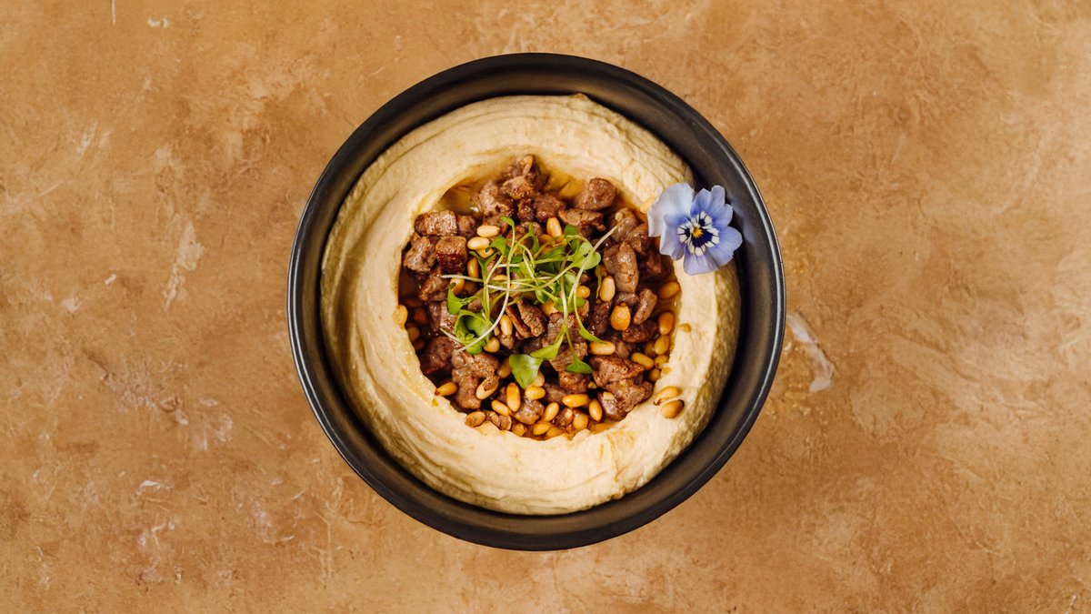 Hummus cu carne de vită și muguri de pin