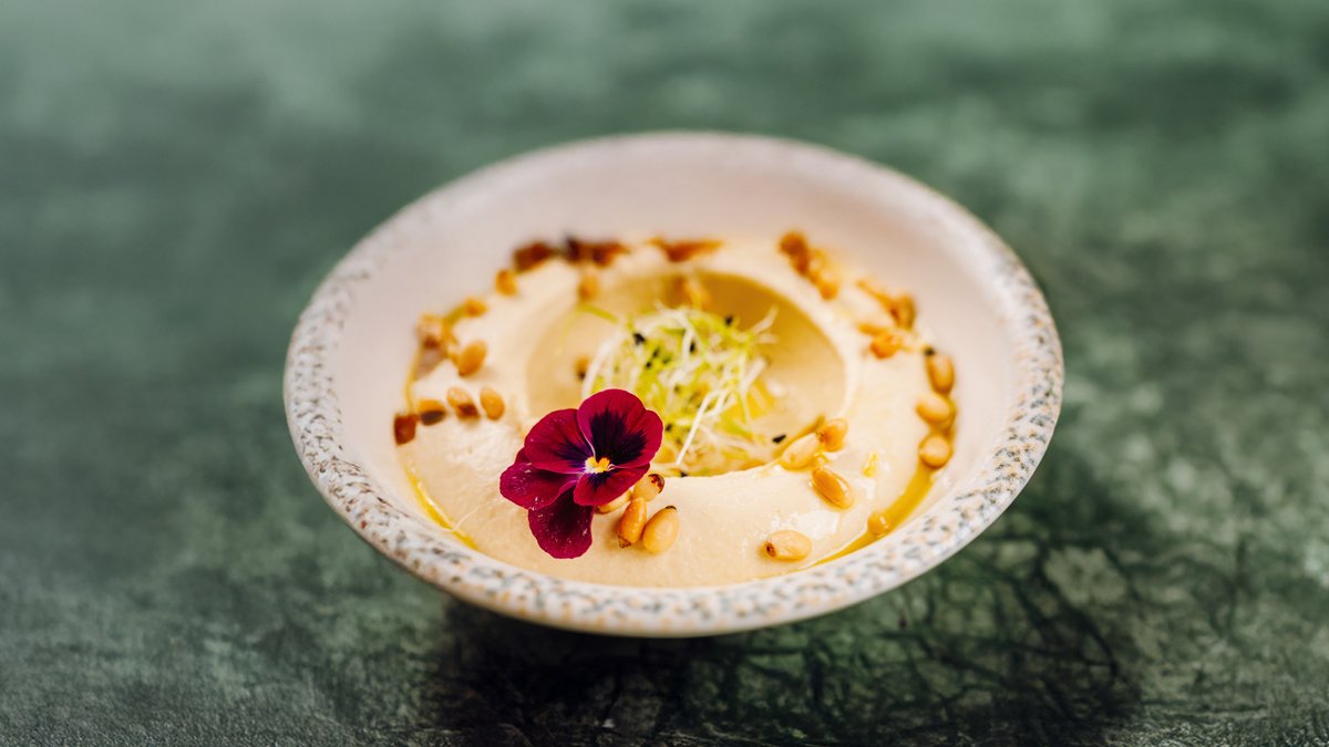 Hummus cu muguri de pin