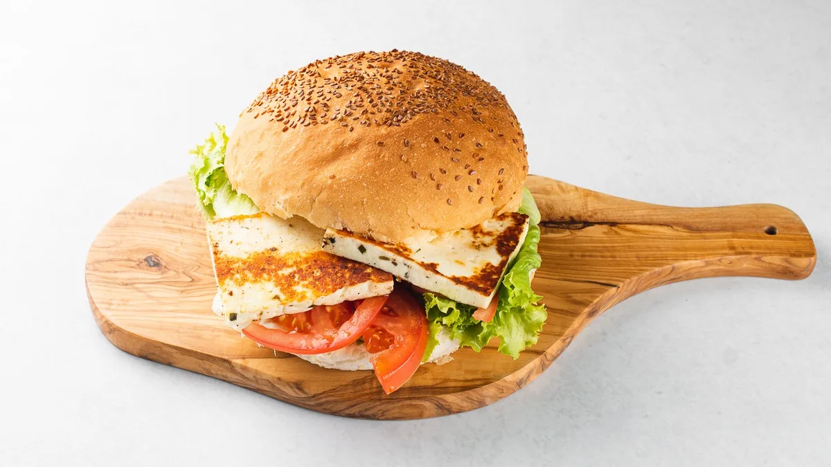 Sir na žaru burger