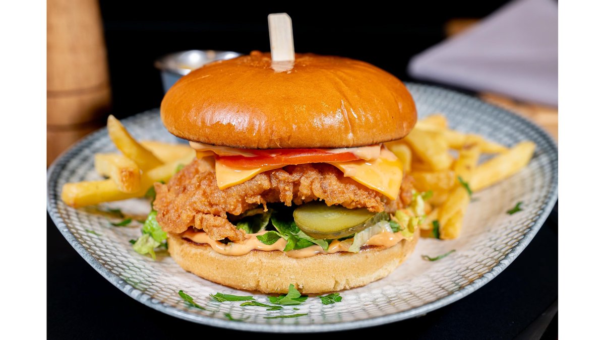 Clasic Chicken burger cu cartofi prajiti