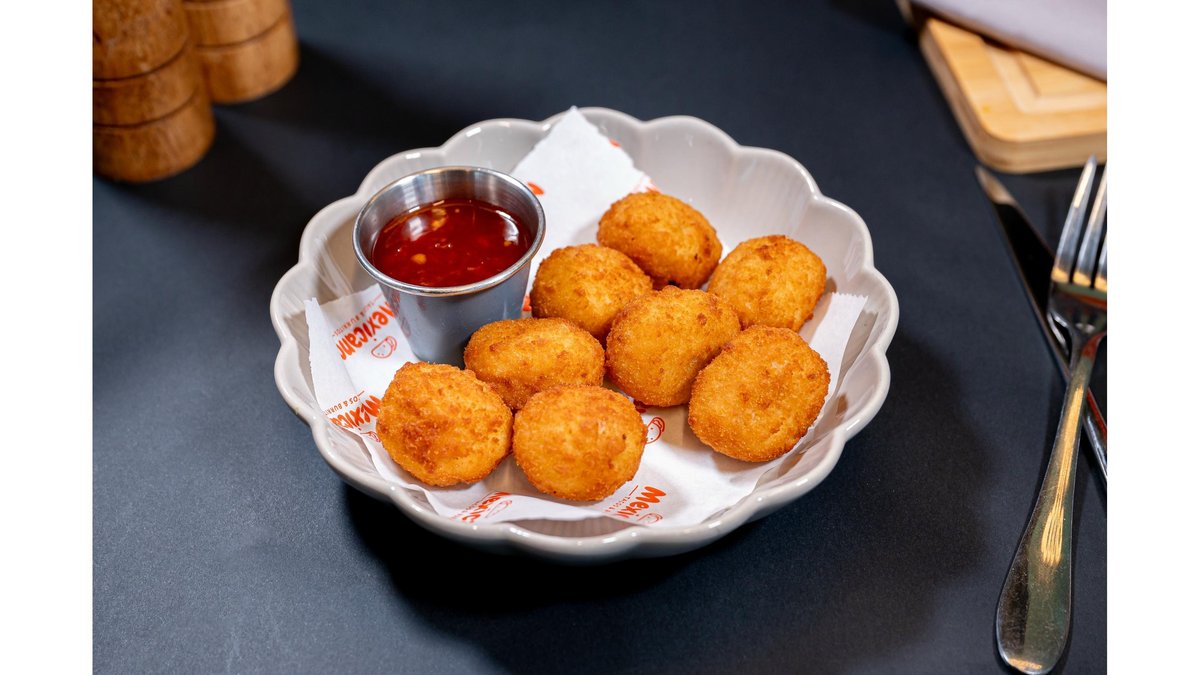 Spicy mozzarella  balls cu sos sweet chilly