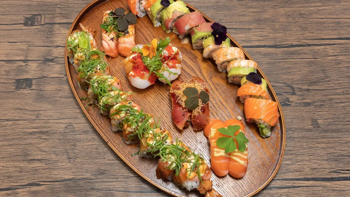 Maki and nigiri menu deluxe (28 stk)