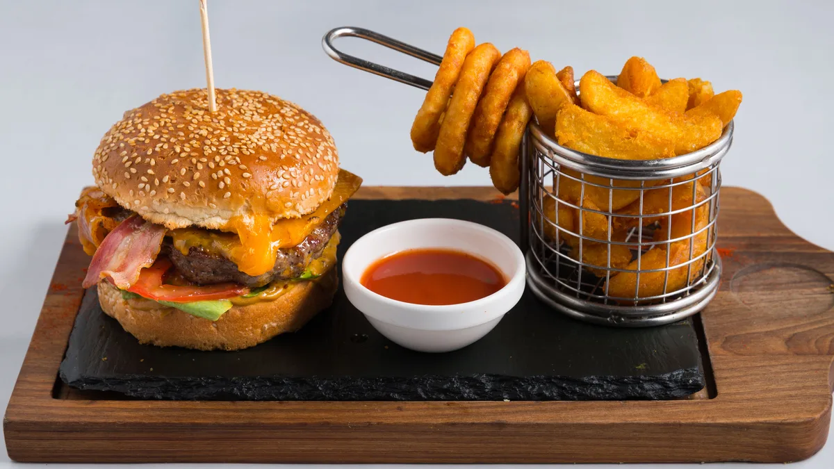 Cheeseburger + pomfrit