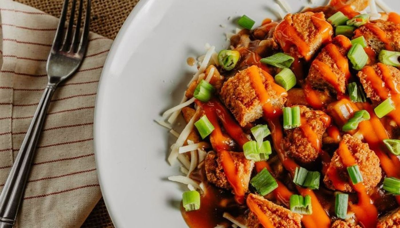 Poutine Poulet Buffalo Végétalienne / Vegan Buffalo Chicken Poutine