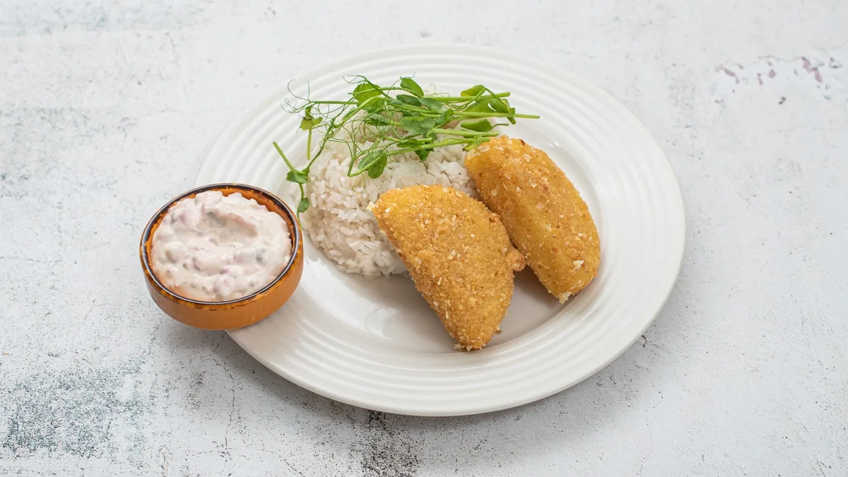 Rántott sajt választható körettel, remoulade mártás