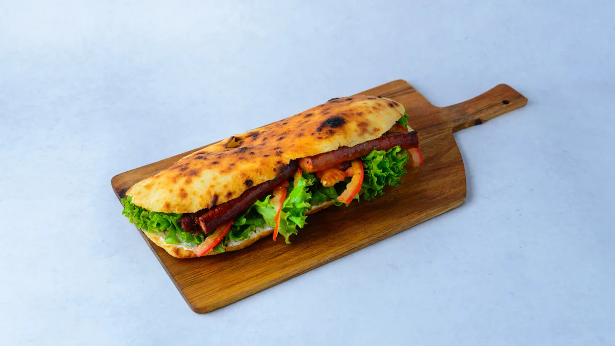 Grill kobasica sendvič