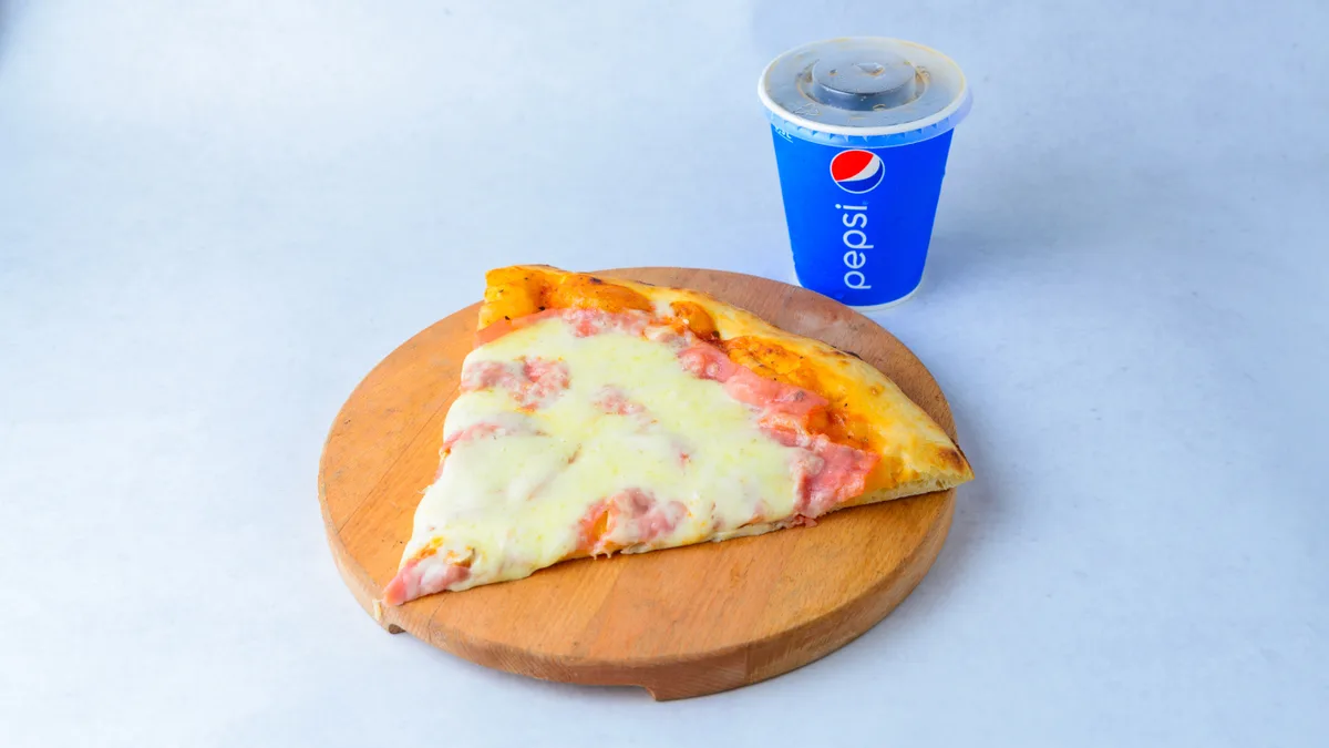 Parče capricciosa pizze, Coca Cola.