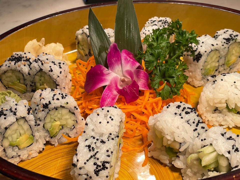 Avocado Cucumber Roll (8pcs)