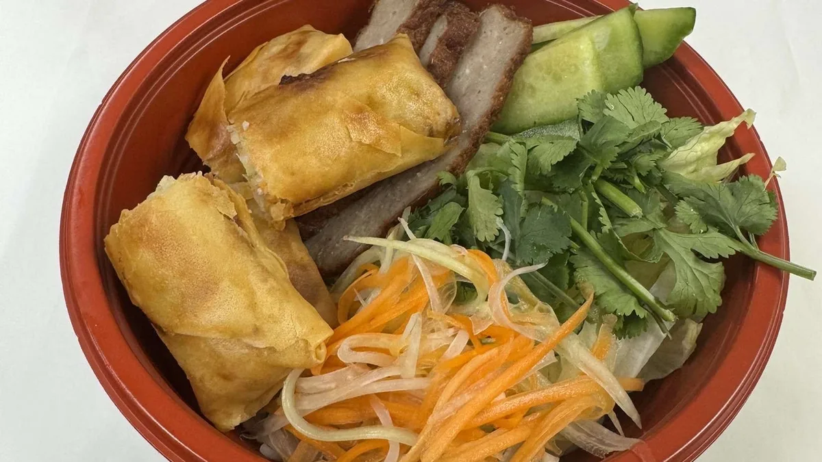 Nuddler med vietnamesisk pølse og varuller, salat , fisk saus