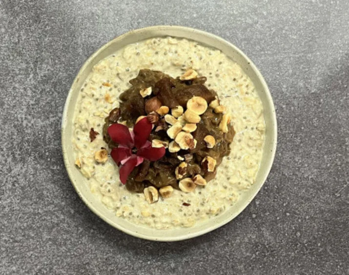 Chestnut porridge with applesauce and salted caramel