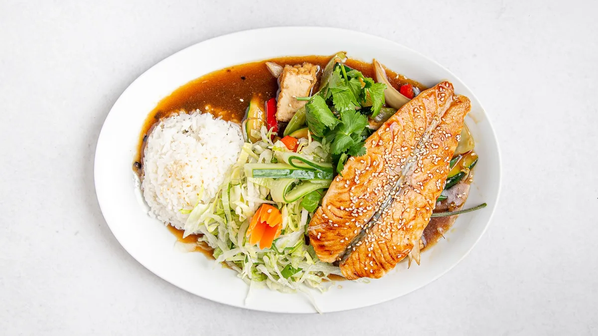 E6 Ca Hoi Nuong with Vegetables