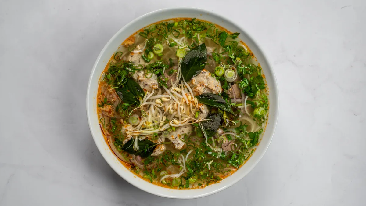 20. Bún bò huế