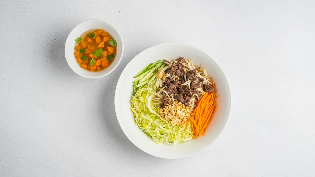 25. Bún bò / gà nam bộ