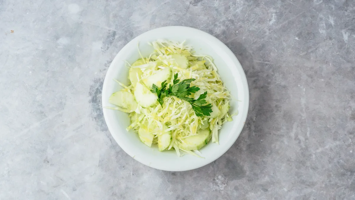 Krastavac kupus salata porcija