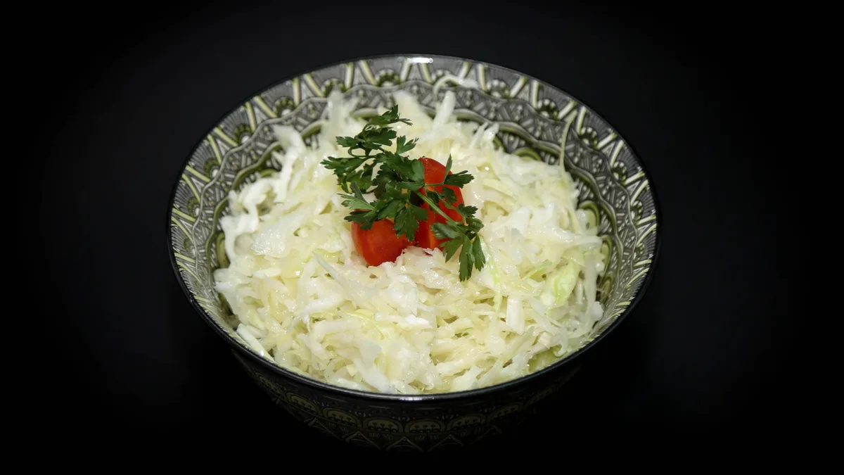 Kupus rendani salata porcija