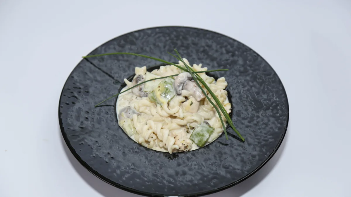 Pasta piletina i tikvice porcija