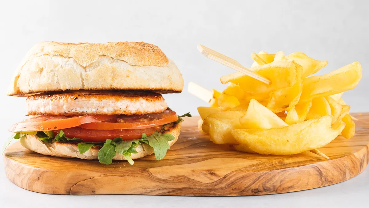 Burger z lososom, pommes frites