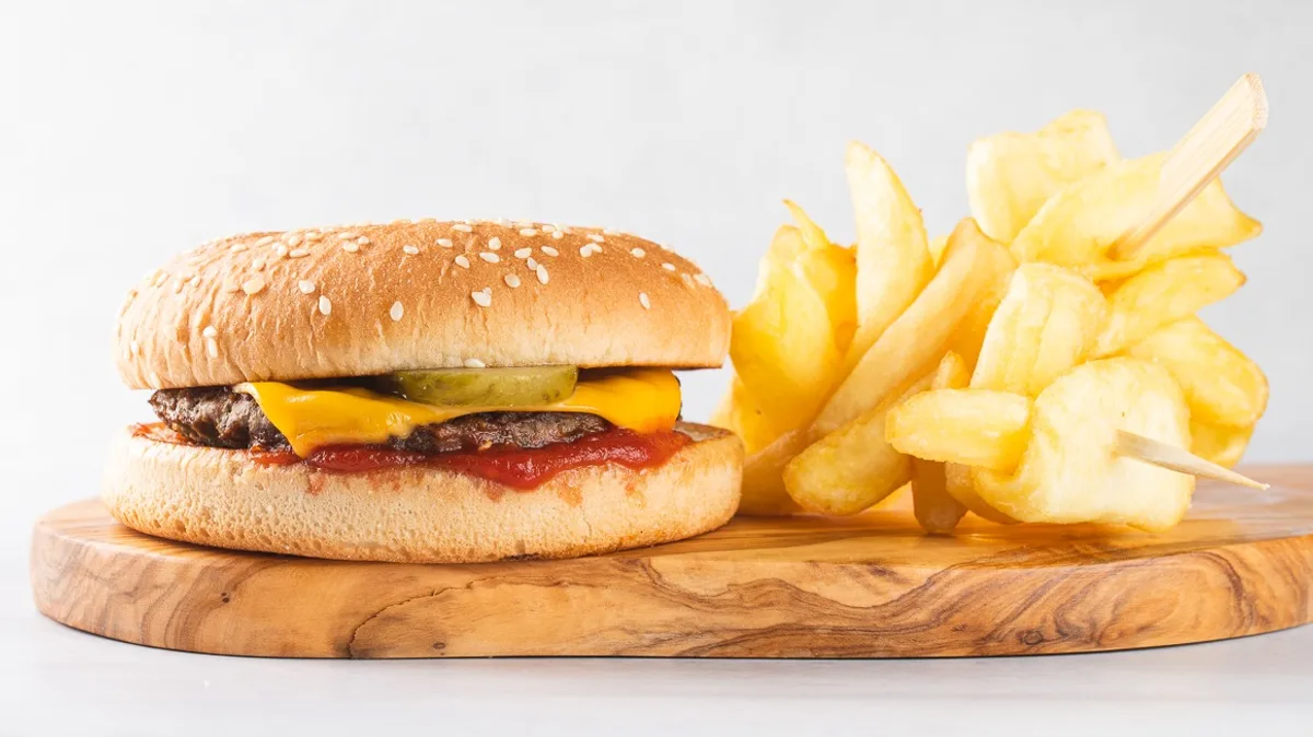 Cheeseburger, pommes frites