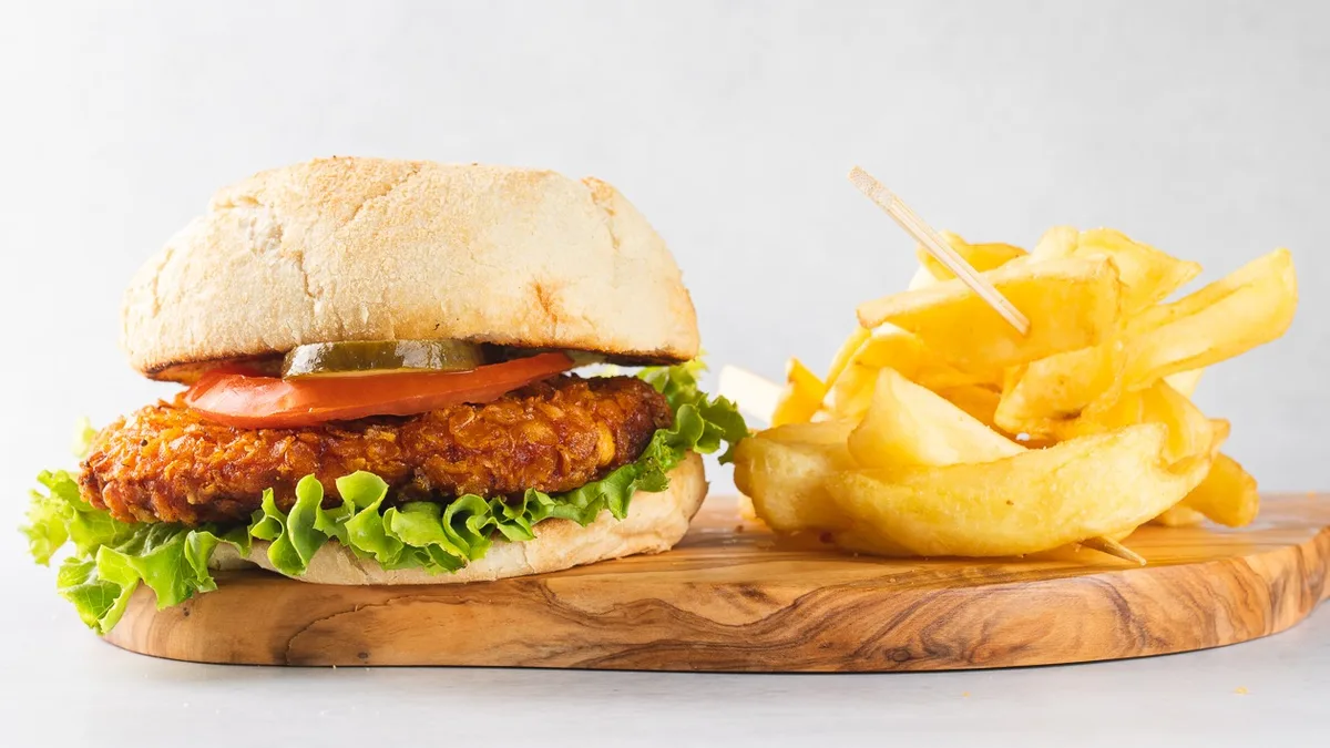 Crunchy chicken burger, pommes frites