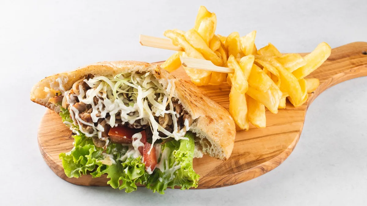 Piščančji kebab, pommes frites