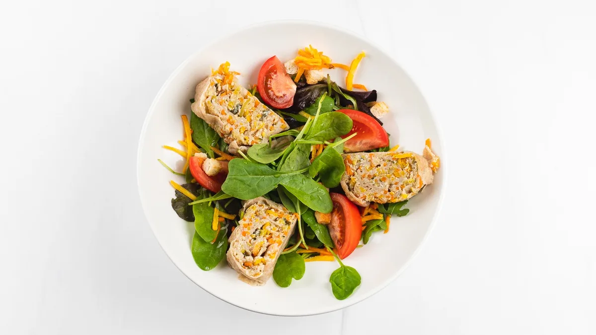 Solata z veganskim štrukljem