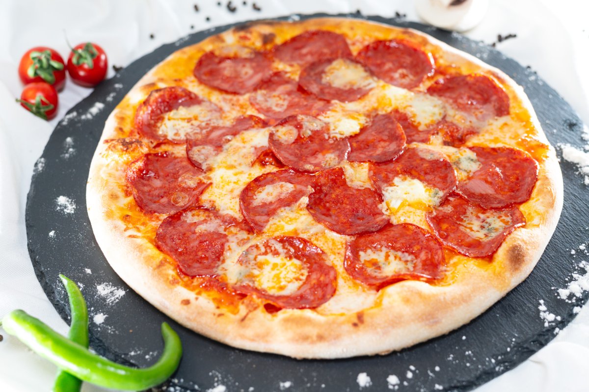 Pizza Quattro Formaggi andSalami Picante