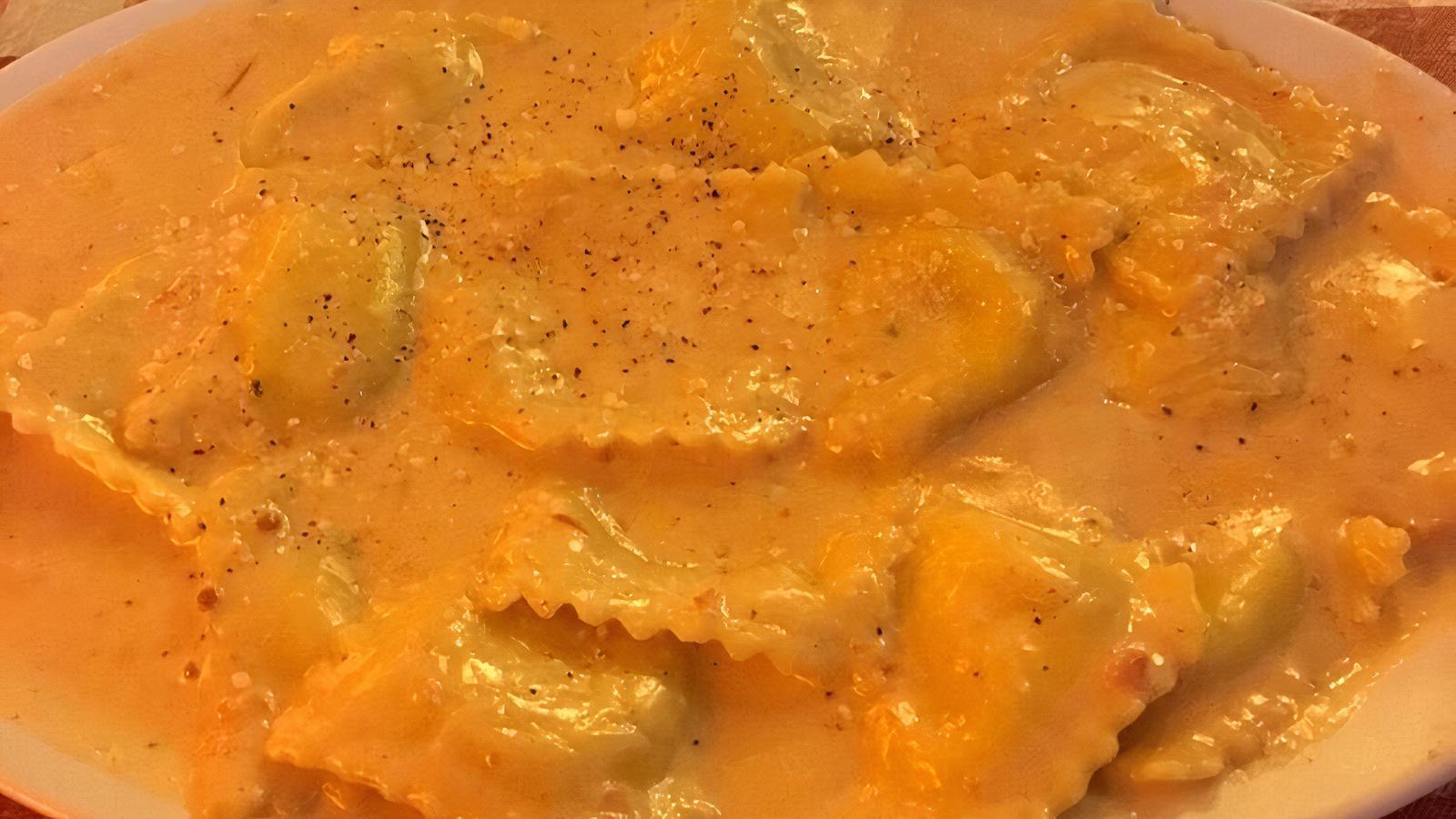 Cheese Ravioli and Sauce