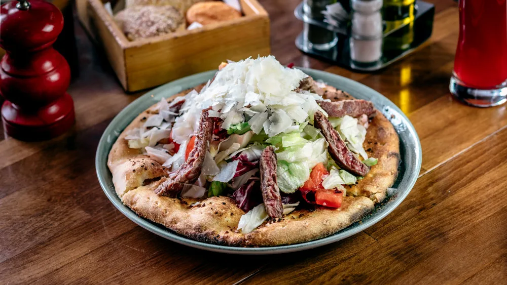 Biftek salata na beloj pizzi